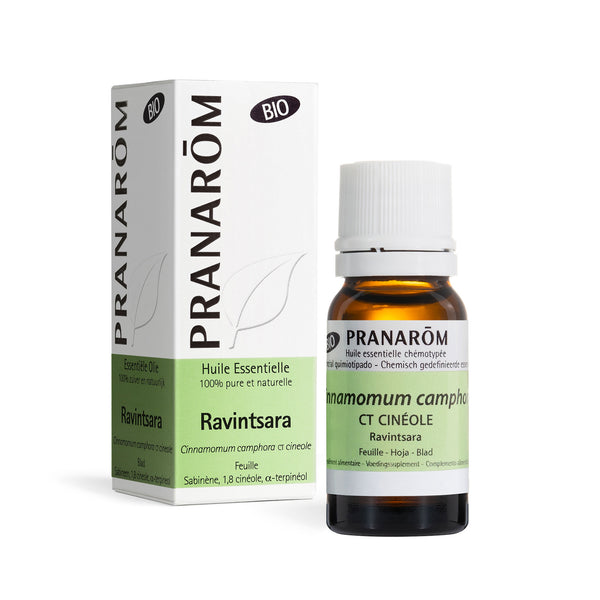 Flacon d’huile essentielle chémotypée de ravintsara Pranarom, reconnue pour ses propriétés antivirales.